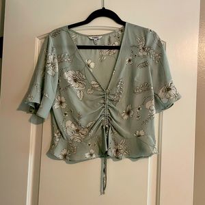 Cropped Blouse with Cinching at the center